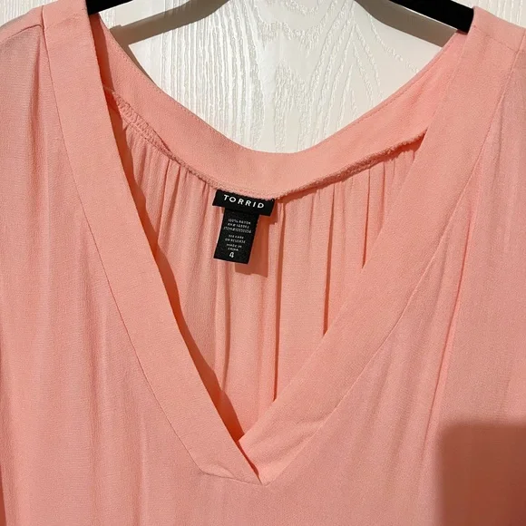 SOLD! [Torrid] Pink/Peach Sleeveless Pullover V-Neck Blouse - Picture 4 of 9